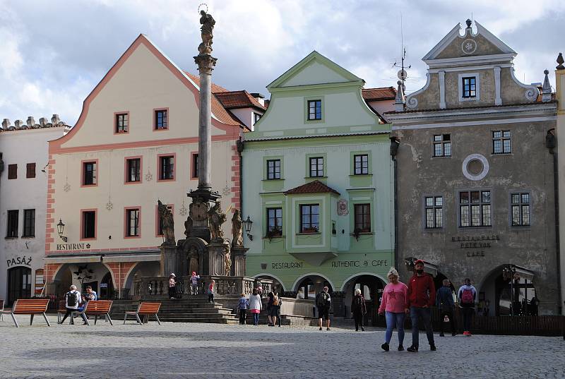 Ulice Českého Krumlova pomalu, ale jistě ožívají.