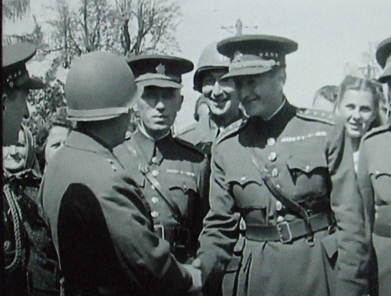 Setkání spojenců v Kamenném Újezdu. Generál Willard Stuart Paul a českoslovenští důstojníci.