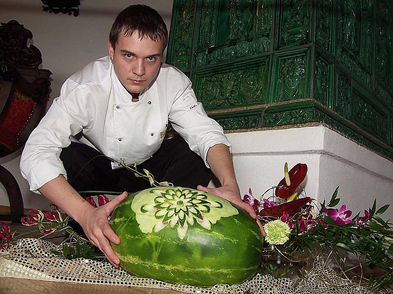Meloun, zdobený metodou carvingu, ukazuje šéfkuchař Petr Dušek. I jeho výtvory jsou součástí výstavy květinových aranžmá.