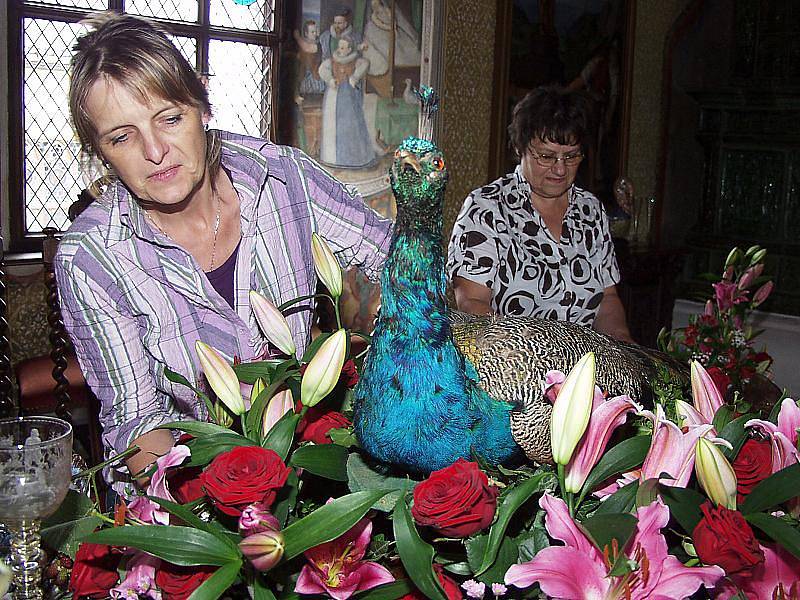 Floristky Jitka Böhmová (vlevo) a Jana Svidenská při práci.