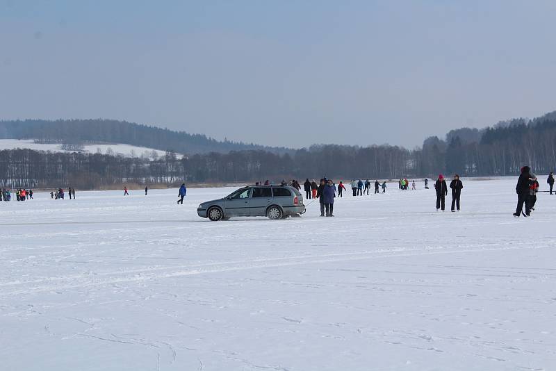 O víkendu v Horní Plané jezdilo přes zamrzlé Lipno jednou auto za druhým.