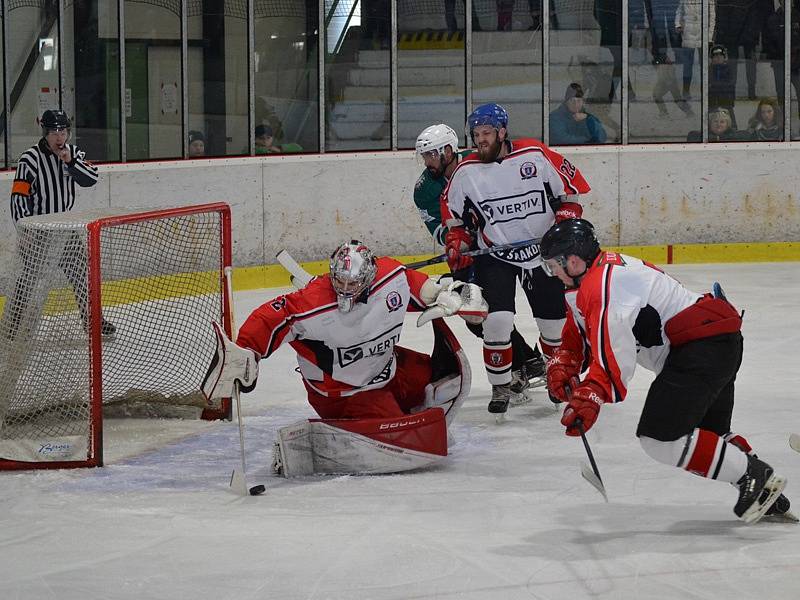 2. finále: HC Slavoj Český Krumlov (zelené dresy) - HC Strakonice 7:3 (0:1, 4:1, 3:1).