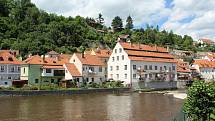 Vysoký stav vody ve Vltavě v Českém Krumlově (kolem 150 cm a průtok téměř 40 kubíků za vteřinu) na začátku července 2020 je zrádný.