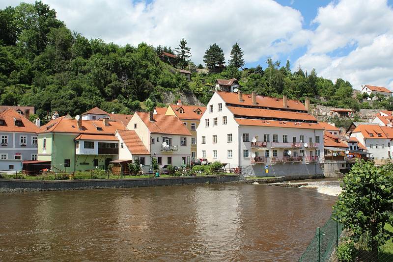 Vysoký stav vody ve Vltavě v Českém Krumlově (kolem 150 cm a průtok téměř 40 kubíků za vteřinu) na začátku července 2020 je zrádný.