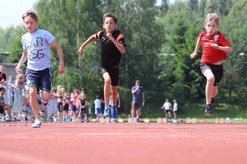 Okresní atletická olympiáda základních škol z Českokrumlovska v Kaplici.