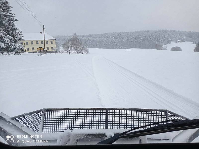 Takto to vypadá na čerstvém běžkařském okruhu kolem Horní Plané.