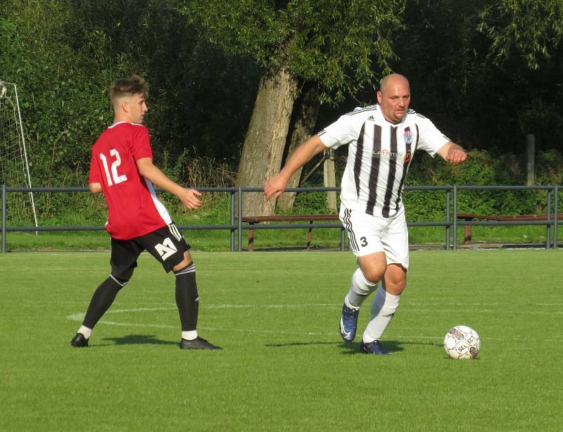 Fotbalisté kaplického béčka (v bíločerném) porazili Křemži hladce 5:0 a vystřídali ji na čele okresního přeboru.