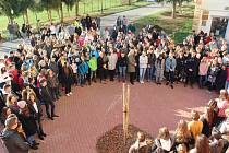 Studenti českokrumlovského gymnázia zasadili před školou lípu na památku 100. výročí zvolení prvního československého prezidenta.