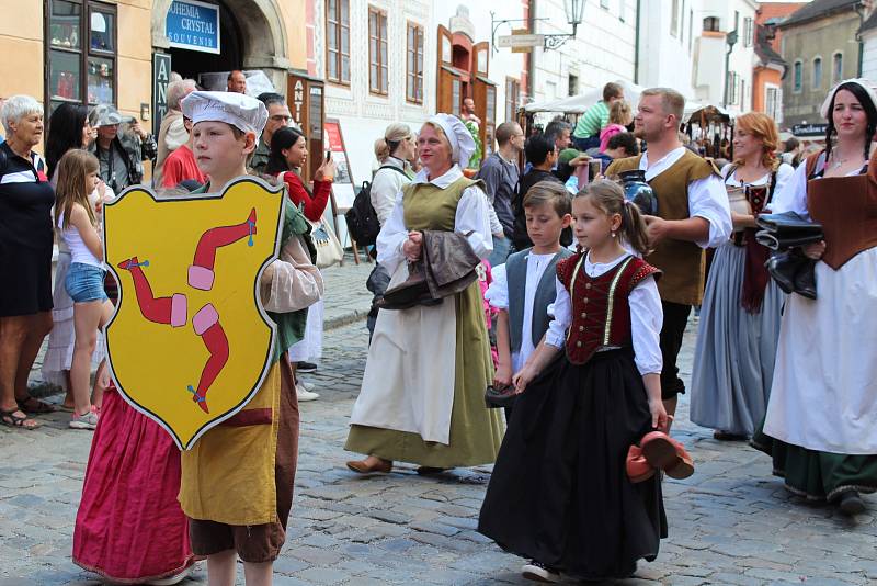 Skvostnou podívanou poskytl hlavní sobotní průvod Slavností pětilisté růže v Českém Krumlově.