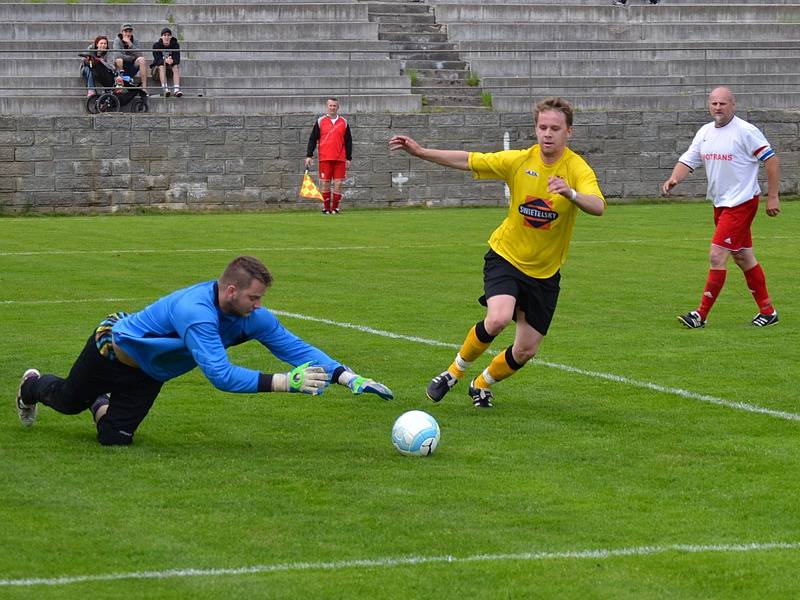 Okresní přebor mužů - 17. kolo: Smrčina Horní Planá (žluté dresy) - Sokol Křemže 4:3 (3:2).