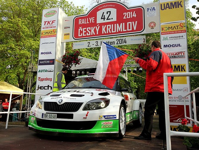 Jan Kopecký a Pavel Dresler se Škodou Fabia Super 2000 na startovní rampě loňského ročníku Rallye Český Krumlov. Letos tovární posádka představí zbrusu nový speciál. 