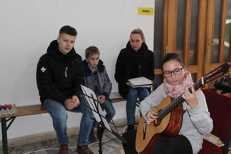 Jarmárek svým vystoupením zahájili žáci benešovského pracoviště ZUŠ Trhové Sviny.