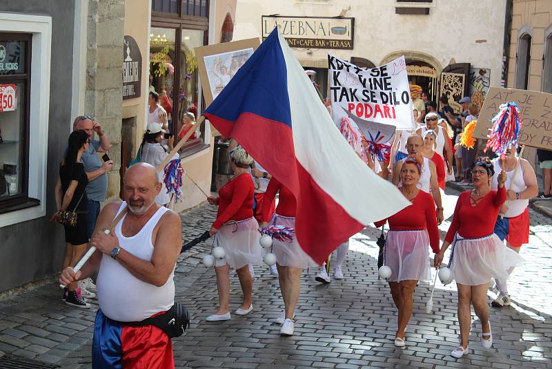 Spartakiádní průvod v Českém Krumlově a spartakiáda na zámku.