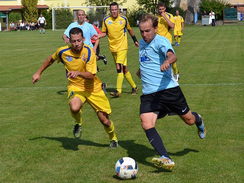 I.B třída (skupina A) - 5. kolo (4. hrané): SK Zlatá Koruna (modré dresy) - Vltavan Loučovice 1:1 (0:1).