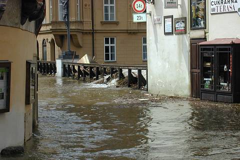 Kalná voda v centru Českého Krumlova 13.8. roku 2002.