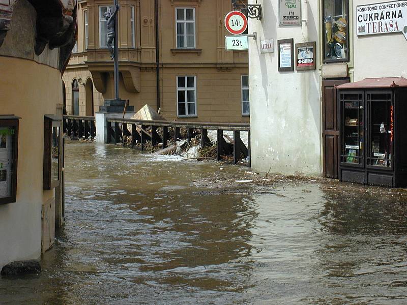 Kalná voda v centru Českého Krumlova 13.8. roku 2002. Foto: František Lippl