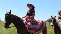 Spanilou dámskou jízdu na koních předvedly jezdkyně v kostýmu.
