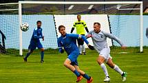 Fotbalisté Frymburku (v modrém) zdolali Dolní Dvořiště 2:0 a po šesti kolech jim patří druhá příčka tabulky I.B třídy sk. A.