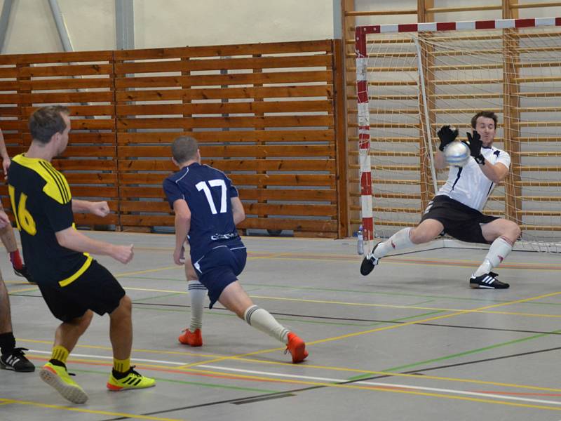 Finále jihočeské části ČP ve futsalu v Českém Krumlově (Bombarďáci – černožlutí, PCO – černobílí, Suchá Voda – modří, Devianti – růžoví).