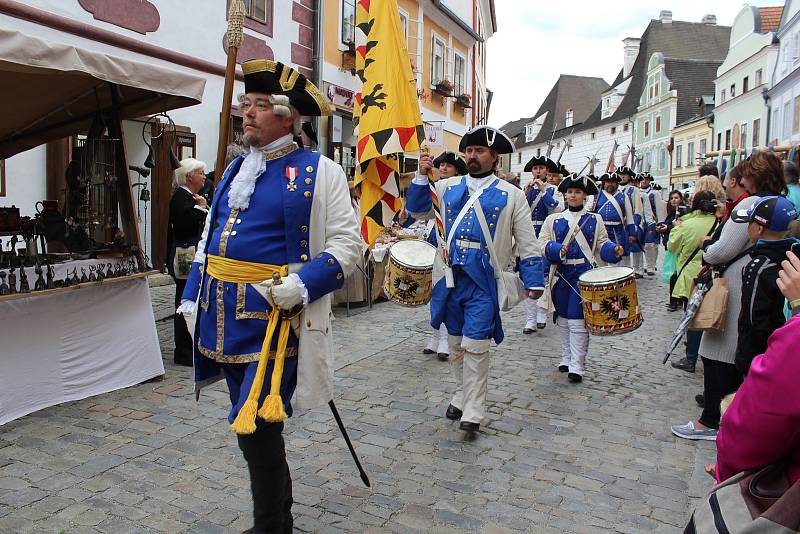 Sobotní historický kostýmovaný průvod prošel Českým Krumlovem na 32. Slavnostech pětilisté růže.