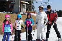Konec zimní sezóny 2021/22 ve Skiareálu Lipno. Konec zimní sezóny 2021/22 ve Skiareálu Lipno. Anička Strouhalová, Ela Vítovcová a Anička Šedivá a Iveta a Dan Vítovcovi si lyžovačku pod azurovou oblohou pochvalovali.