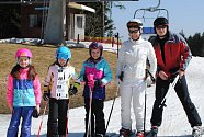Konec zimní sezóny 2021/22 ve Skiareálu Lipno. Konec zimní sezóny 2021/22 ve Skiareálu Lipno. Anička Strouhalová, Ela Vítovcová a Anička Šedivá a Iveta a Dan Vítovcovi si lyžovačku pod azurovou oblohou pochvalovali.