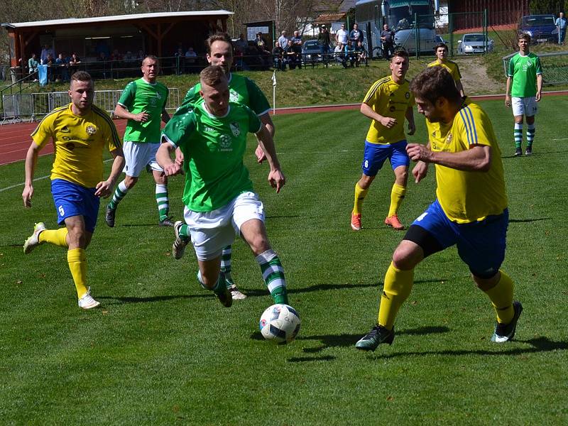 Fortuna Divize A - 21. kolo: FK Slavoj Český Krumlov (zelené dresy) - SK Senco Doubravka 0:1 (0:0).