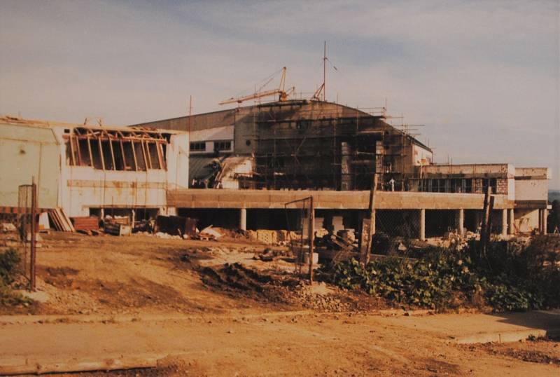 Český Krumlov v roce 1995. Výstavba komplexu budov Policie ČR v Domoradicích.