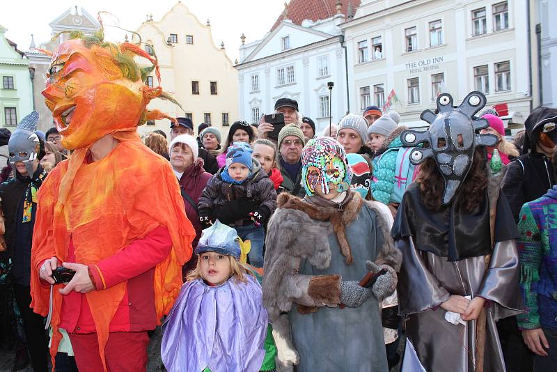 V krumlovských ulicích zavládl pod taktovkou ZUŠ masopustní poprask. Přibyly nové masky a starosta se opět po roce nechal přesvědčit k udělení povolení ke koledě, a ta byla nejen bohatá, ale hlavně pořádně veselá.