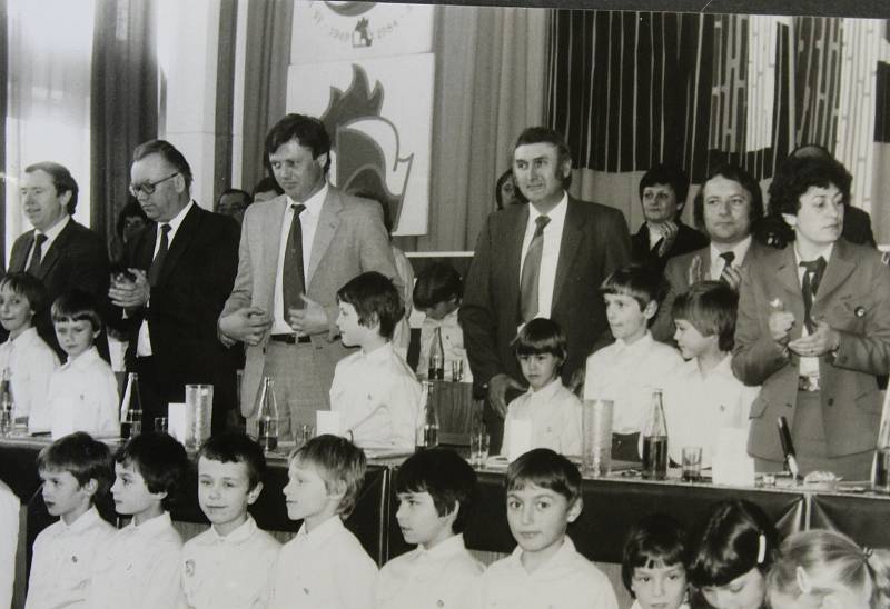 Osmdesátá léta v Českém Krumlově. Okresní konference Pionýrské organizace SSM, 1985.