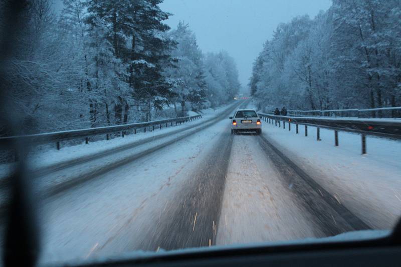 Takto to dnes ráno vypadalo na silnicích Kaplicka. A to u Kaplice na E 55, v Rožmitále a Omlenici i Omleničce.