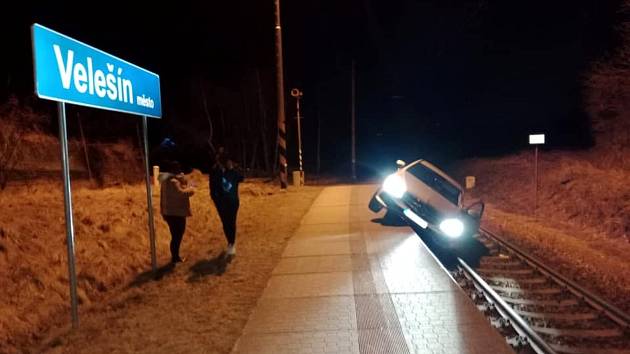 Ve Velešíně auto vjelo na peron a skončilo v kolejišti.