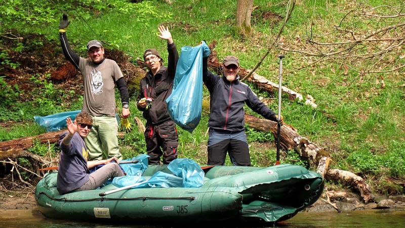 Jarní voda vyplavila z koryta Vltavy spoustu odpadu, do čištění se v sobotu pustili členové spolku Půjčovny lodí a kempy na Vltavě s partami dobrovolníků.