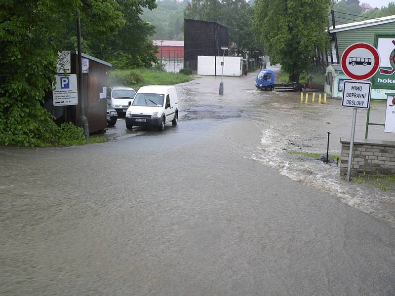 Český Krumlov zatopený Vltavou a Polečnicí.