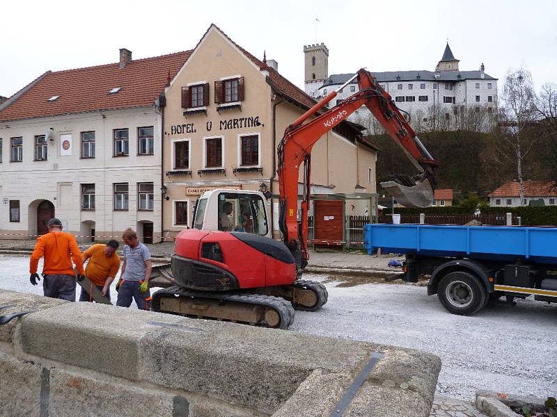 Na náměstí v Rožmberku se pilně pracuje.