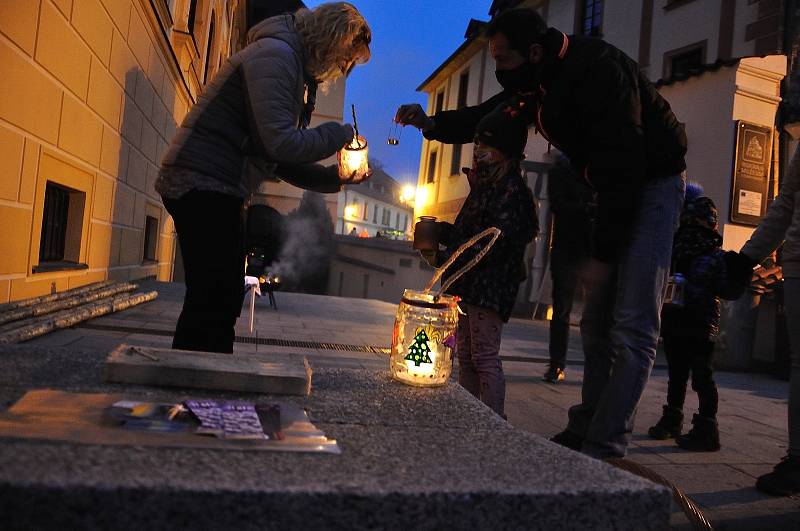 Skauti pravidelně rozdávají Betlémské světlo i u krumlovského Regionálního muzea.