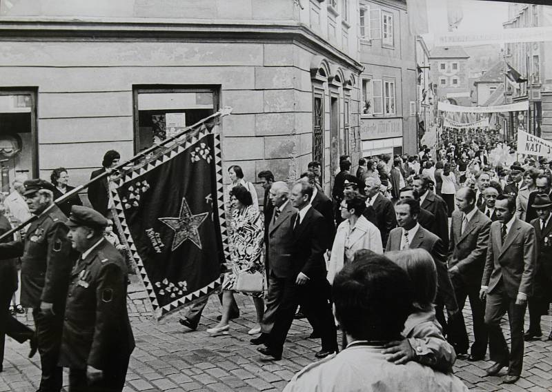 Český Krumlov v 70. letech 20. století. 1. máj 1977.