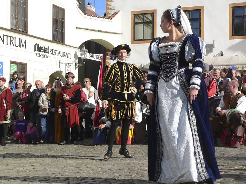 Historický průvod symbolicky uzavřel sezonu na zámku v Českém Krumlově. 