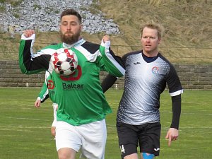 Fotbalisté Horní Plané (v zeleném) v souboji týmů z čela tabulky doma utrpěli debakl 1:7 s kaplickým béčkem.