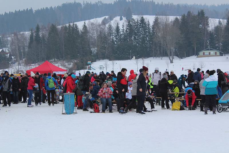 Tisíce lidí dorazily o víkendu zabruslit si na Lipno.