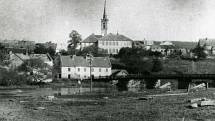 Pohled na Frymburk přes Vltavu v roce 1957.
