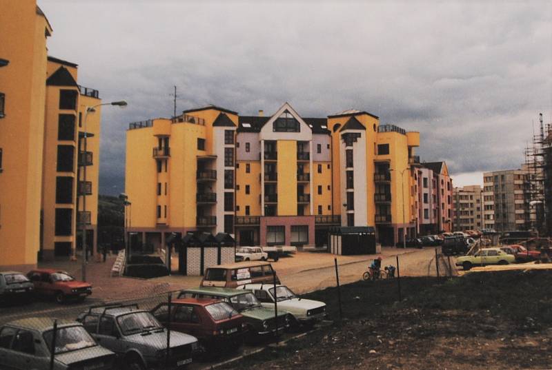 Český Krumlov v roce 1994. V sídlišti Mír chybějí garáže - ulice jsou zastavěny parkujícími auty.