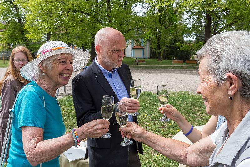 Slavnostní sázení Lípy Olgy Havlové v Českém Krumlově.