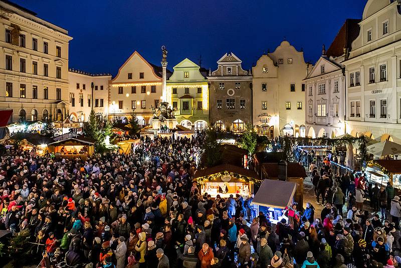 První adventní neděle a rozsvícení stromu na krumlovském náměstí.