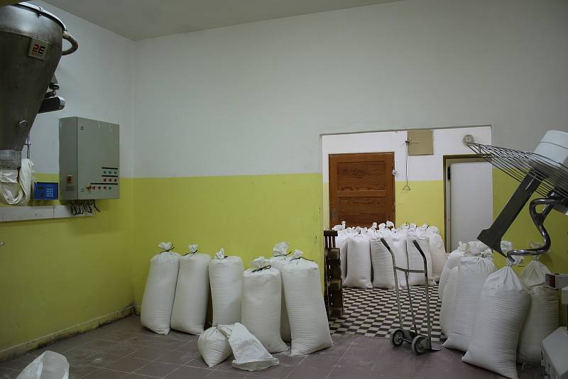 Pracovníci Jednoty Kaplice nyní hornoplánskou pekárnu vyklízejí. Její sortiment bude vyrábět srnínská pekárna.