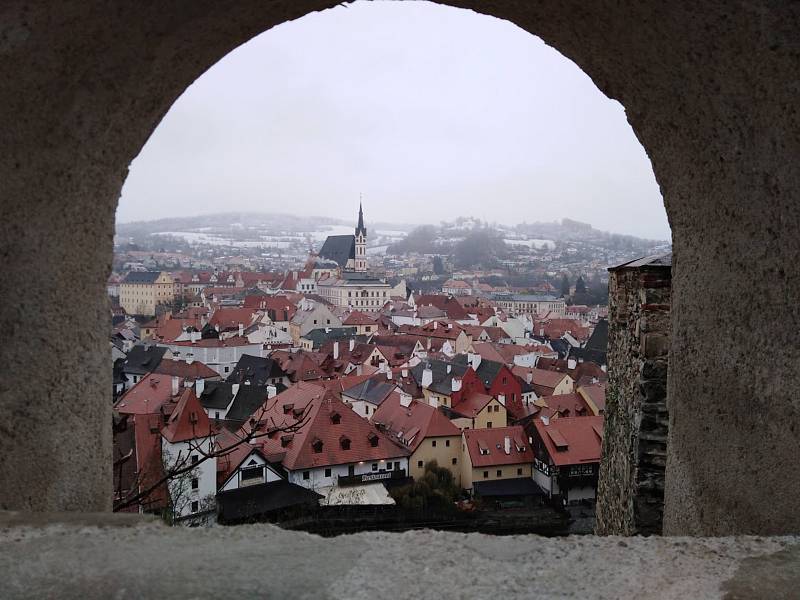 V Českém Krumlově 13. 11. sníh taje, ale ve vyšších partiích, jako třeba na Křížové Hoře, se drží.