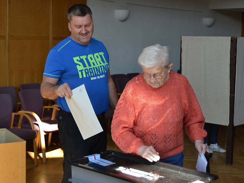 V pátek v Křemži odvolilo 17% voličů, v sobotu dopoledne členky volební komise očekávaly překonání dvacetiprocentní hranice.