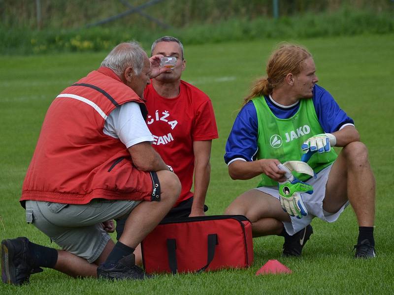 Fotbalová exhibice: Číža team (červené dresy) - Křemže 10:10 (2:4), na penalty 5:4.