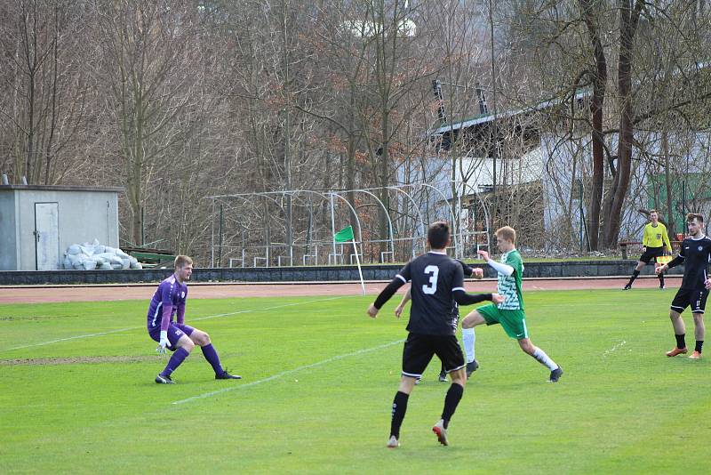 Fotbalová divize: Slavoj Český Krumlov - Tochovice 4:3 (2:1).