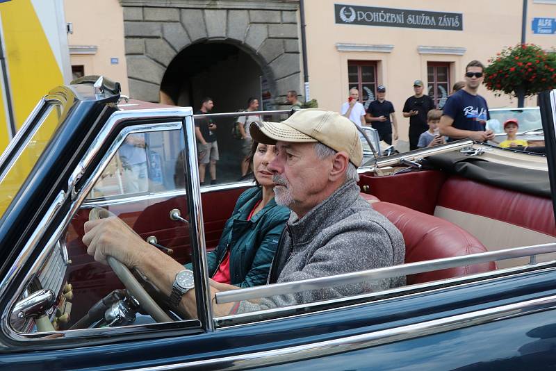 Grand Prix Kaplice otevřel motocyklový kaskadér Martin Krátký který předvedl své mistrovství v sedle Yamahy a MZ.